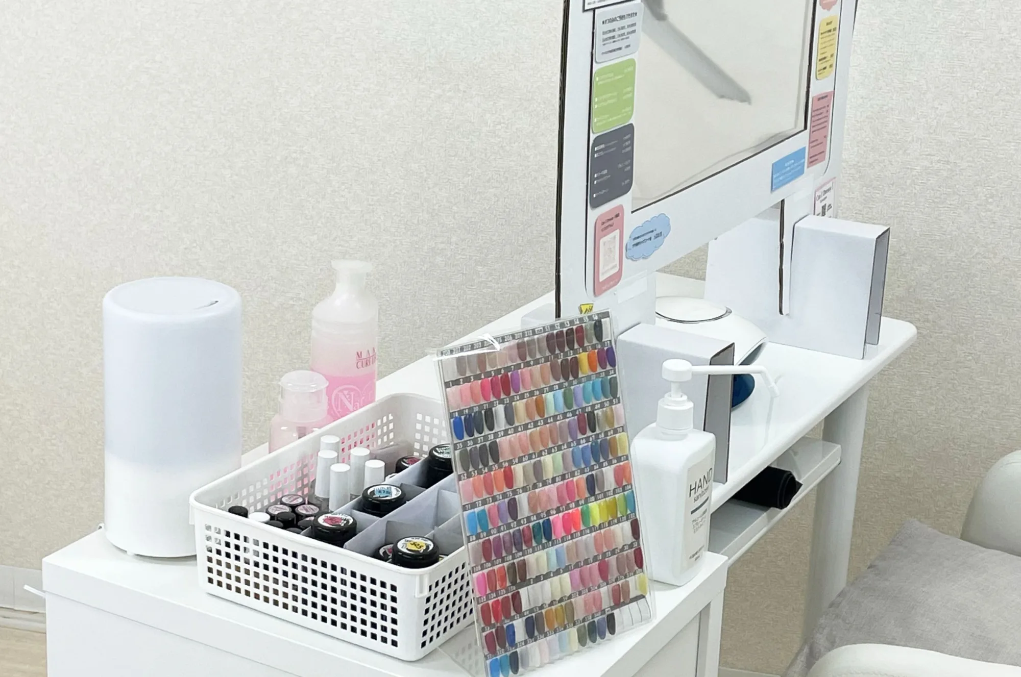 施術テーブルの上の番号入りカラーチャートとジェルのバスケット